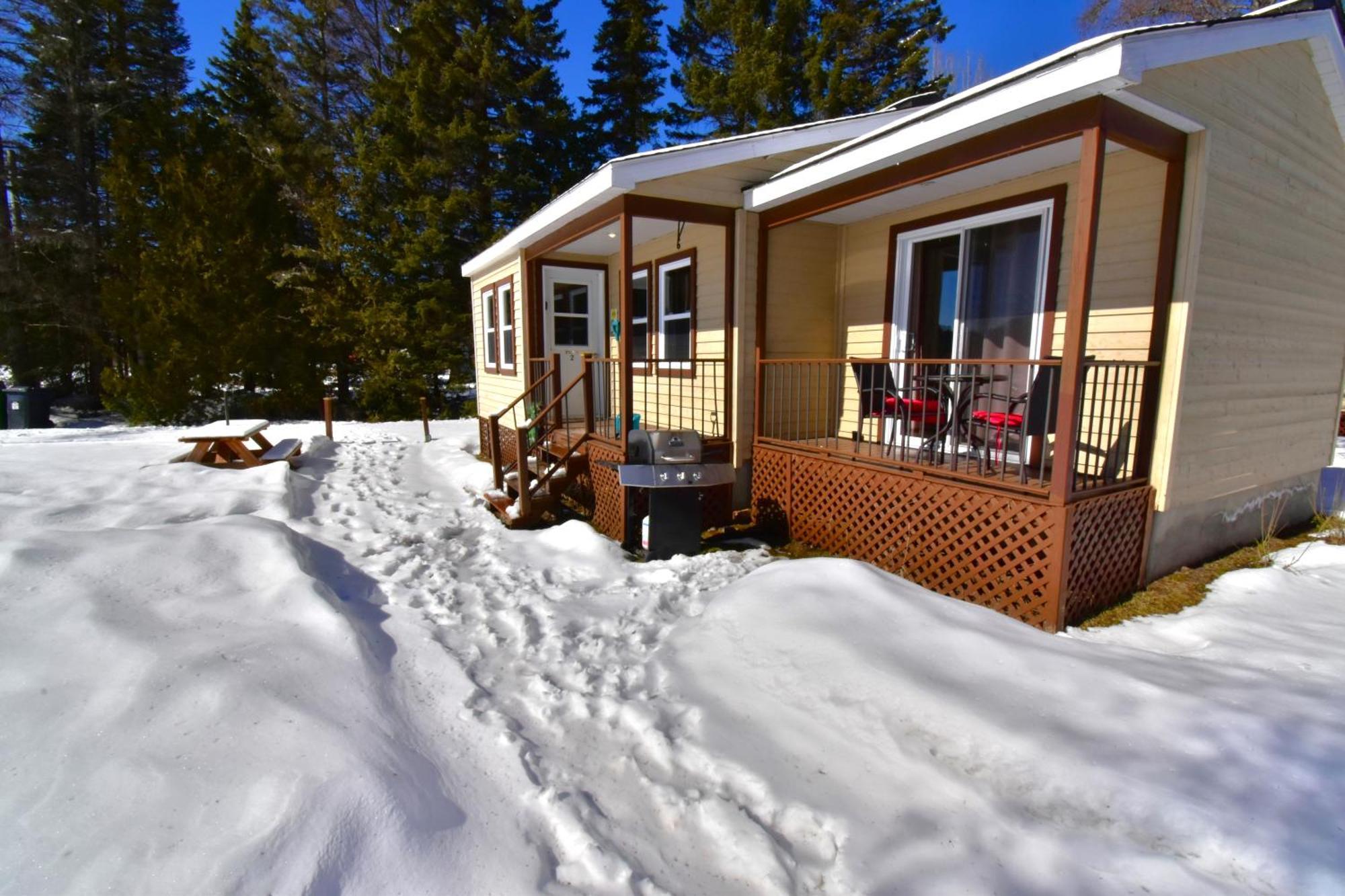 Sainte-Lucie-de-Doncaster Emme Chalets מראה חיצוני תמונה