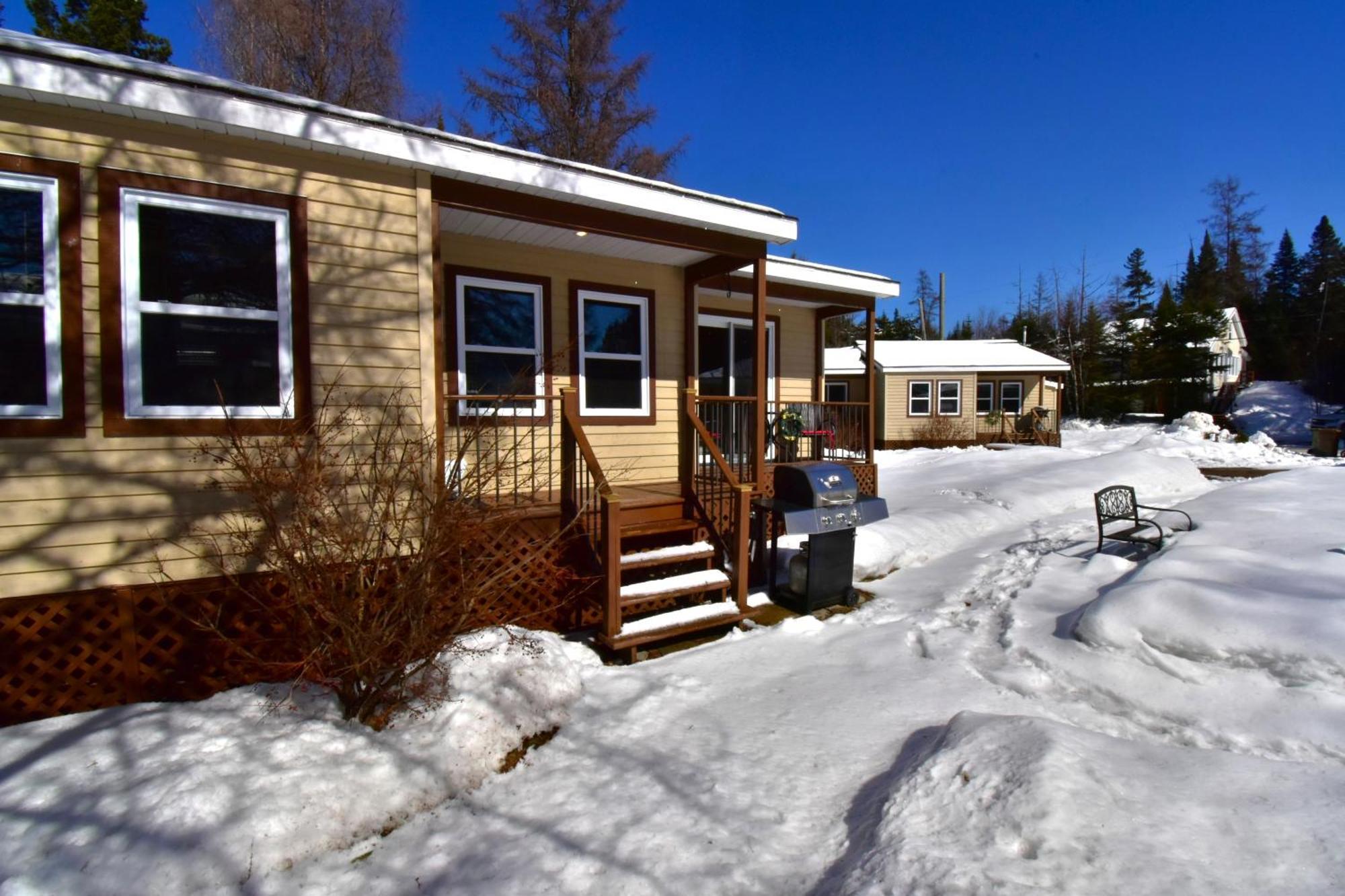Sainte-Lucie-de-Doncaster Emme Chalets מראה חיצוני תמונה
