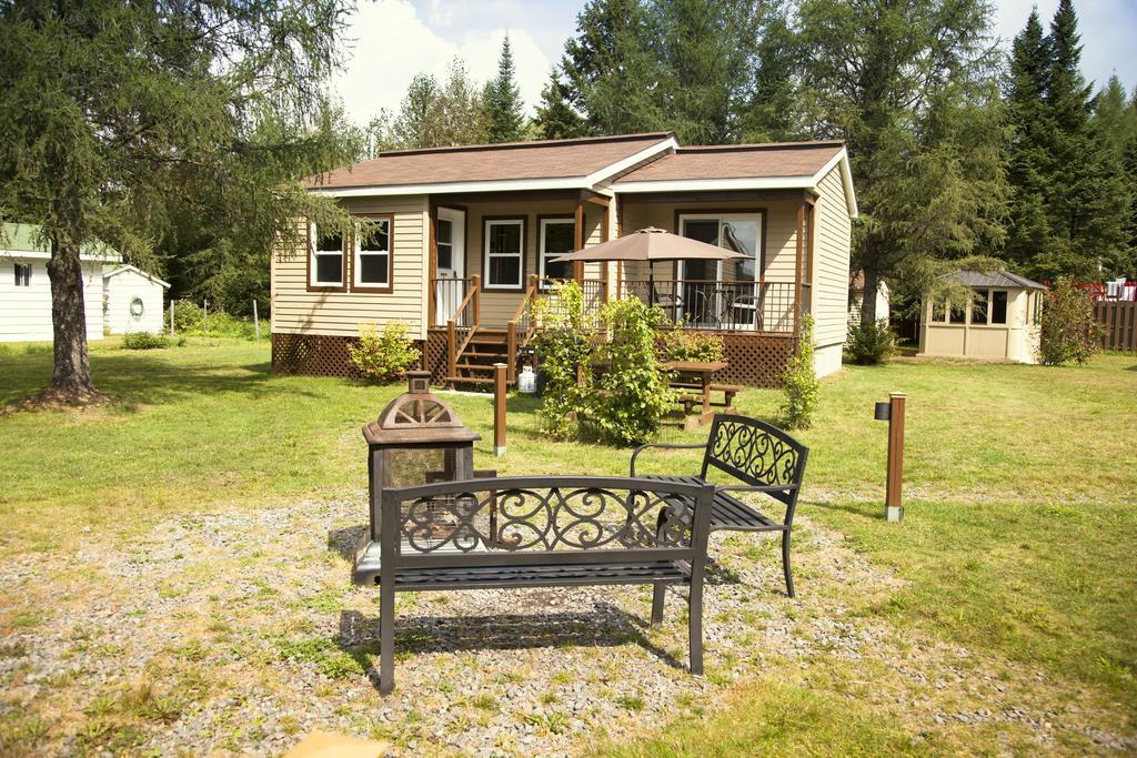 Sainte-Lucie-de-Doncaster Emme Chalets מראה חיצוני תמונה